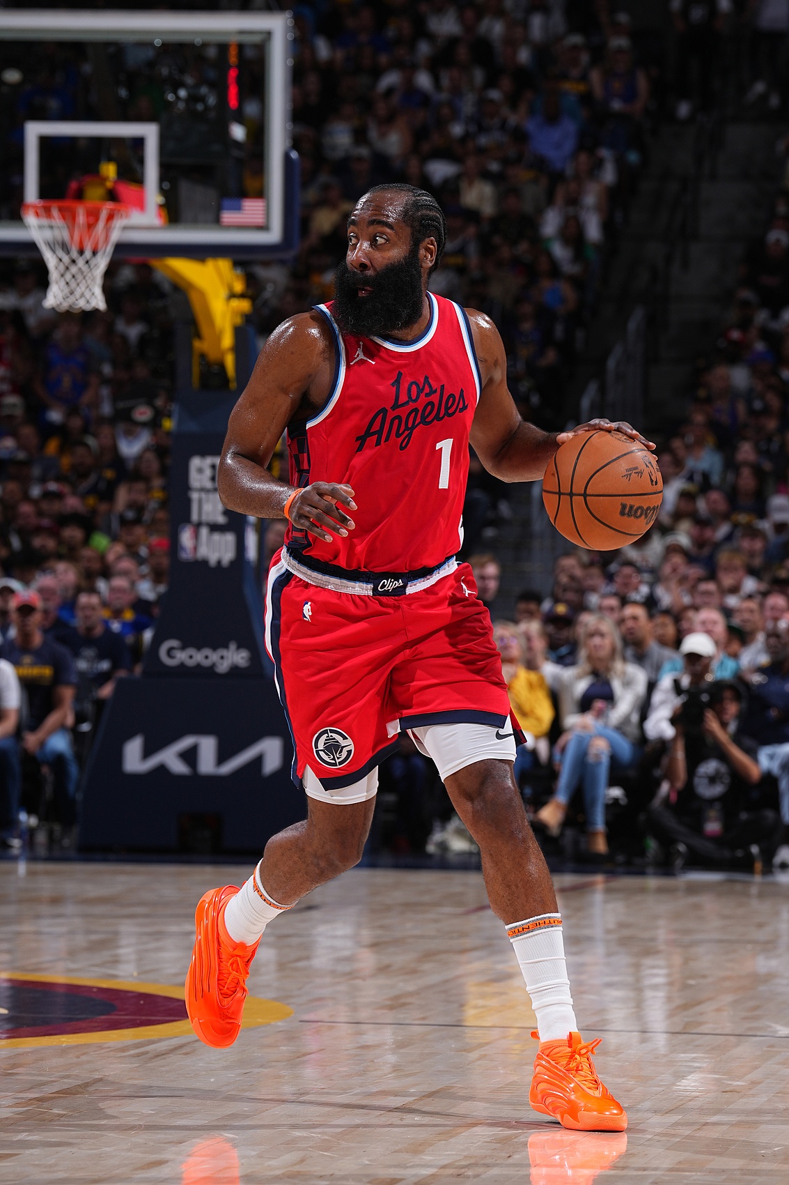 本菲卡回应争议备战NBA季后赛赛后比利亚雷亚尔调整名单以备NBA常规赛，哈登在法国队比赛中问鼎冠军看傻球迷的简单介绍