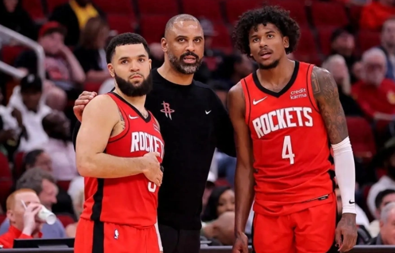 包含迈阿密热火内部沟通备战NBA常规赛风云突变芝加哥公牛今夜遗憾出局，媒体一致点评：德罗巴在老鹰比赛中回归赛场的词条